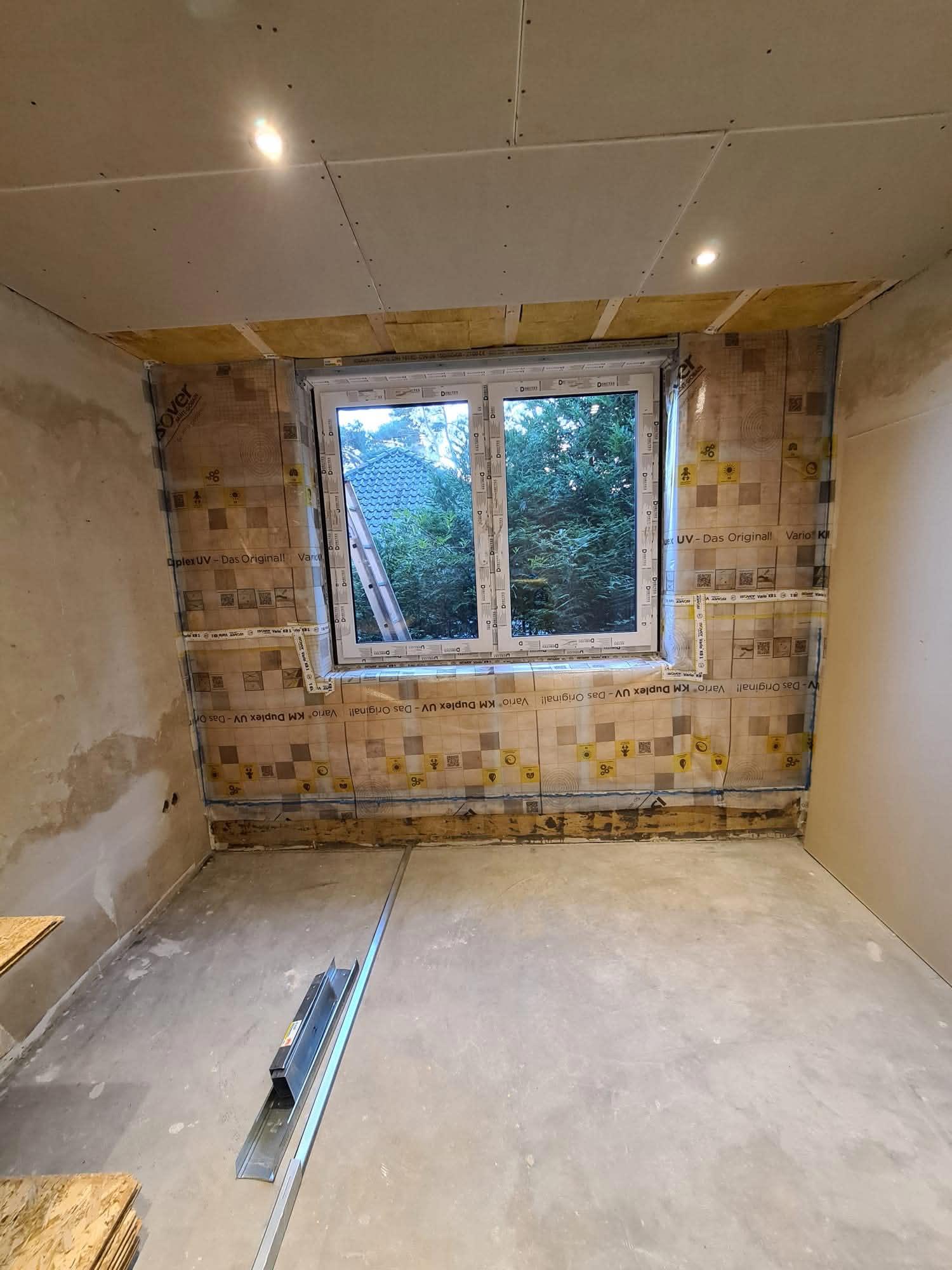 Fensterwand während des Innenausbaus